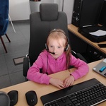 Uczennica siedzi na stanowisku operatora.jpg