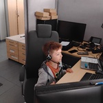 Uczeń siedzi na stanowisku operatora.jpg