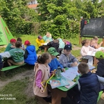 Uczniowie podczas przygotować do matematycznych zmagań w terenie..jpg