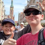 dwóch chłopaków pozuje do zdjęcia na tle kościoła w gdańsku.jpg
