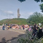 grupa uczniów z widokiem na westerplatte.jpg