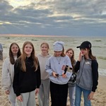 sześć dziewczyn na tle morza.jpg