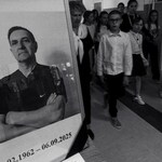 Pożegnanie naszego nauczyciela uczniowie wracają z hali.jpg