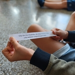 Dziecko trzyma karteczkę z napisem - Gdy nie ma chodnika_ idę lewą stroną drogi_ żeby widzieć nadjeżdżające auta..jpg
