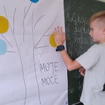 Chłopiec przyczepia do schematu drzewa  kropkę z zapisaną swoją mocną stroną (2).jpg