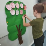 Uczeń przyczepia do schematu drzewa karteczkę ze swoimi talentami_ umiejętnościami.jpg