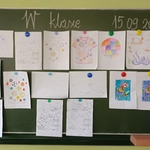 Prace uczniów przypięte kolorowymi magnesami do tablicy w klasie..jpg