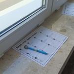 Na parapecie leży karta pracy pod tytułem Biegaj i pisz razem z kropką. Na jej środku leży długopis..jpg