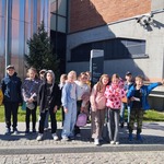 Uczniowie klasy 3 c stojący przed Muzeum Pamięci Sybiru w Białymstoku.jpg