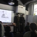 Uczniowie oglądają unikalny film przedstawiający zapasy misia Wojtka z żołnierzami.jpg