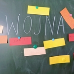 Tablica z napisem WOJNA i kolorowymi kartkami z hasłami bomba_ ból_ śmierć_ zabity..jpg