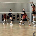 pierwsze mecze wojewódzkich eliminacji do Mistrzostw Polski Młodziczek w piłce siatkowe.jpg