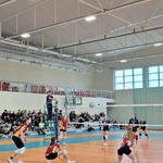 uczennice na boisku - odebranie piłki.jpg