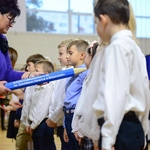 Ślubowanie klas I - dyrekcja i uczniowie.jpg