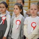 Szkoła do hymnu - dzieci z kotylionami.jpg