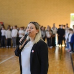 Szkoła do hymnu - nauczycielka podczas śpiewu.jpg