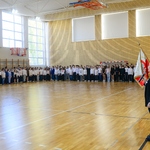Szkoła do hymnu - odśpiewanie hymnu.jpg