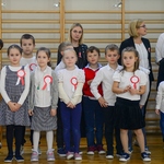 Szkoła do hymnu - klasa 1c z nauczycielkami.jpg