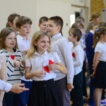Szkoła do hymnu - uczennice i uczniowie.jpg