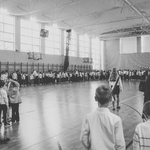 Szkoła do hymnu - uczniowie i nauczyciele na hali.jpg