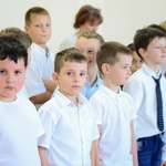 Szkoła do hymnu - uczniowie na sali.jpg