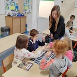 uczniowie losują naklejki.jpg