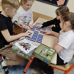 grupka uczniów z kl. 2a gra w memory.jpg