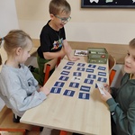 uczniowie kl. 2a grają w memory.jpg