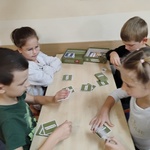 uczniowie z kl. 2b grają w karty.jpg