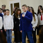 Święto Niepodległości uczeń klasy 7b podczas śpiewu.jpg