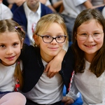 Święto Niepodległości uczennice.jpg