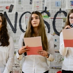 Święto Niepodległości uczennice prowadzące uroczystość.jpg
