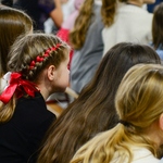 Święto Niepodległości uczennice na apelu.jpg