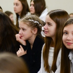 Święto Niepodległości uczcnnice klasy 6a.jpg