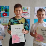 Trzej chłopcy trzymający dyplomy za zdobycie wyróżnienia..jpg