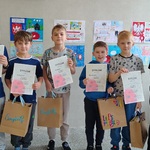 siedmiro uczniów nagrodzonych dyplomami i upominkami ..jpg