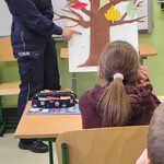 Policjalntka odczytuje hasła z Drzewa zyczliwoasci..jpg