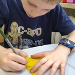 Uczen wpisujacy haslo na zoltym listku..jpg