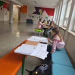 Stoiska na korytarzu z zadaniami matematycznymi..jpg