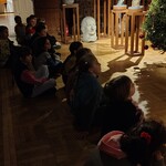 Uczniowie klasy 3a w Mueum Rzeźby. Dzieci siedzą na podłodze. Prowadząca opowiada o rzeźbach..jpg
