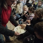 Dzieci częstują się świeżo wypieczonymi opłatkami podczas zajęć muzealnych.jpg