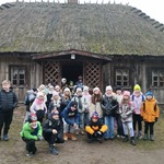 Dzieci pozują do pamiątkowego zdjęcia przed budynkiem Podlaskiego Muzeum Kultury Ludowej w Wasilkowie.jpg