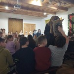 Jeden z uczestników przedstawienia głaszcze Turonia po łbie_ a pozostała widownia kieruje ku niemu wzrok.jpg