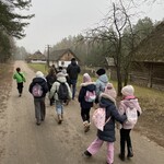 Dzieci przechodzą do drugiego budynku Muzeum Kultury Ludowej w Wasilkowie.jpeg