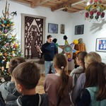 Przewodnik muzealny rozmawia z dziećmi o dawnych ozdobach bożonarodzeniowych w Polsce.jpg