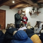 Przewodnik muzealny prezentuje dzieciom składniki wykorzystywane do wypieku tradycyjnego opłatka.jpg