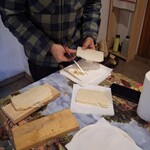 Przewodnik muzealny starannie przycina nożyczkami własnoręcznie wypieczony opłatek.jpg
