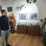 Przewodnik w Muzeum Kultury Ludowej opowiada o dawnych zwyczajach bożonarodzeniowych.jpg