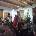 Święty Mikołaj_ podczas przedstawienia jasełkowego_ rozdaje dzieciom słodkie upominki.jpg