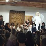 Uczniowie oglądają przedstawienie jasełkowe z udziałem Maryi_ Józefa_ małego Jezuska_ pastuszków i Anioła.jpg